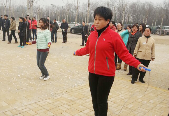 2014年3月7日，公司全體女職工以昂揚的斗志，飽滿的精神狀態(tài)，參加了金魯班集團組織的第一屆趣味運動會，并參與了跳繩、拔河、踢毽子等7個項目的比賽，包攬了踢毽子前三名的傲人戰(zhàn)績，拔河獲第二名。